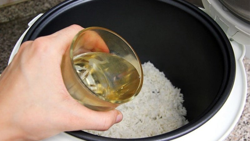 Th&ecirc;m dầu ăn v&agrave;o nồi để ch&aacute;o kh&ocirc;ng bị tr&agrave;o