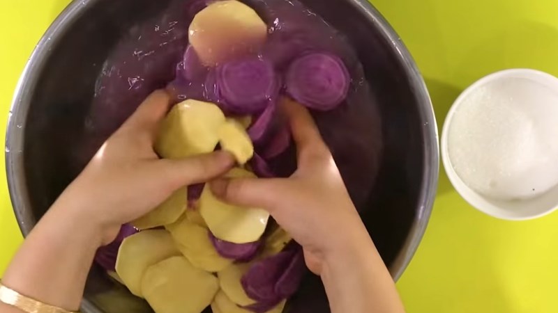Ngâm khoai với nước muối loãng