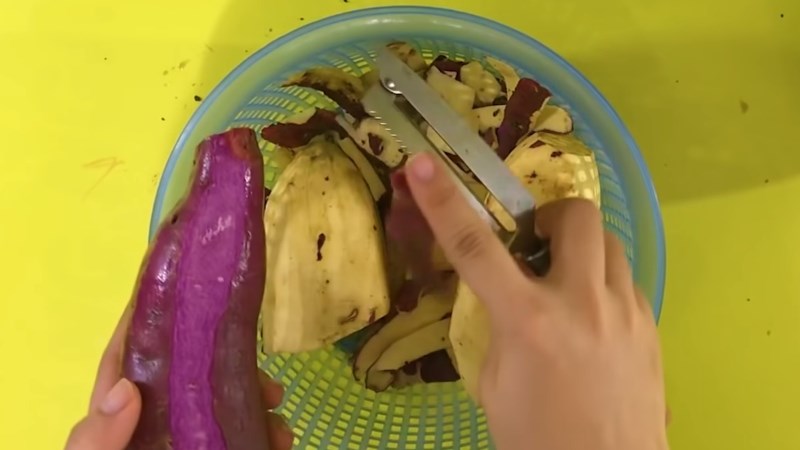Cách gọt khoai nhanh