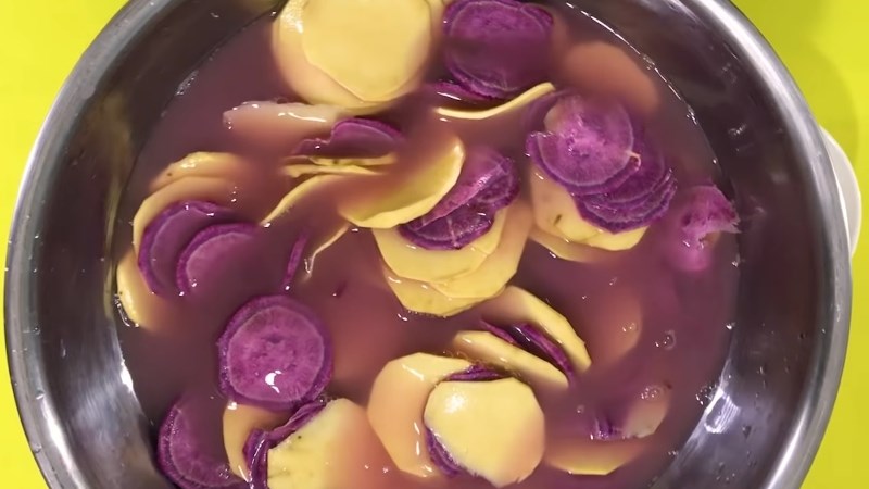 Cách gọt khoai nhanh