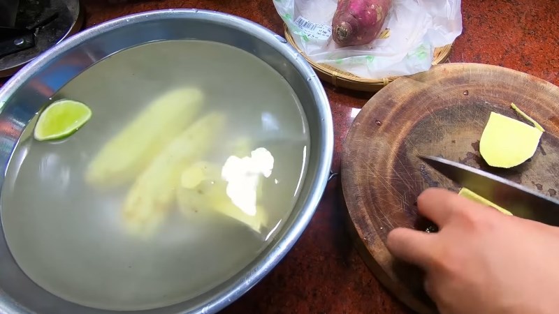 Ngâm khoai với chanh