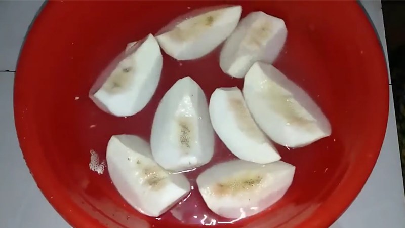 Ngâm sake vào trong nước muối để tránh bị thâm và loại bỏ bớt mủ