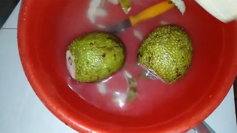 Pha loãng chậu nước muối để ngâm sake trong quá trình gọt