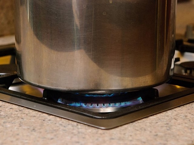 Đậy kín nồi và kho với lửa vừa