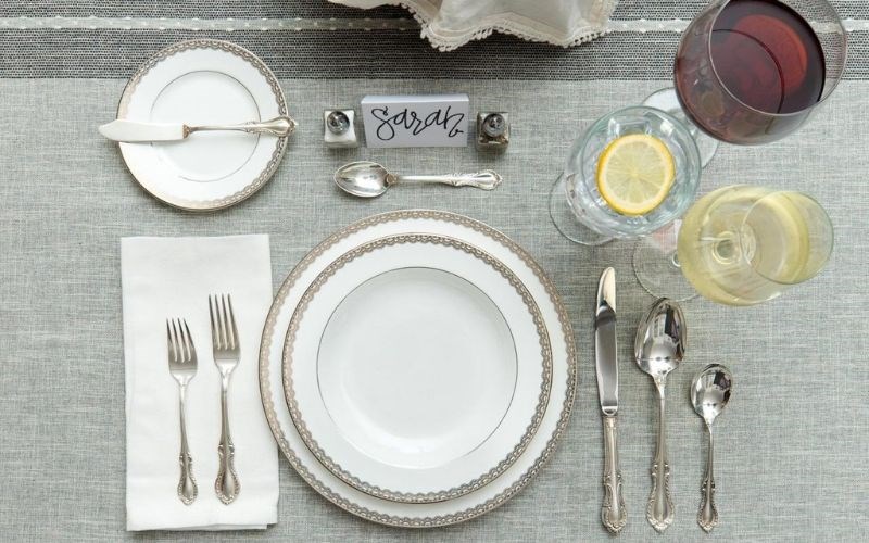 C&aacute;ch sắp xếp muỗng nĩa trước khi ăn