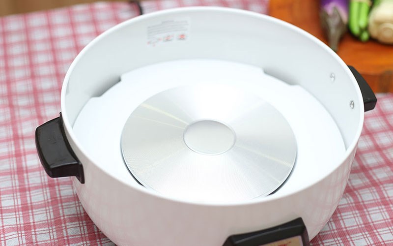 Lau chùi trong và ngoài thân nồi