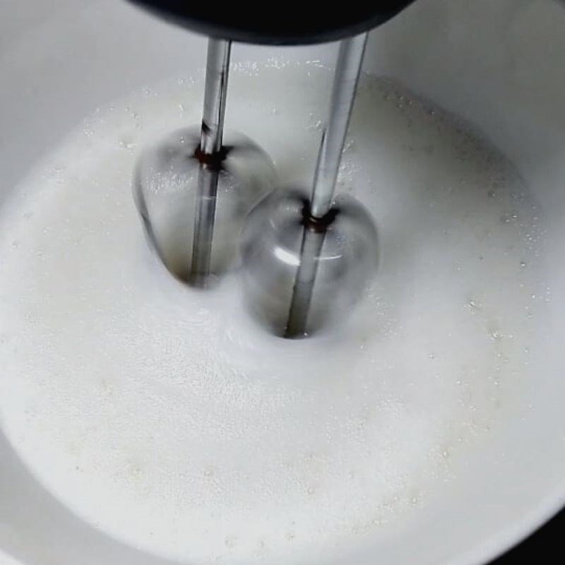 Bước 2 Đánh bông trứng Bánh pancake phô mai