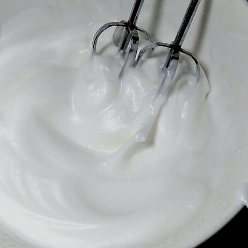 Bước 2 Đánh bông trứng Bánh pancake phô mai