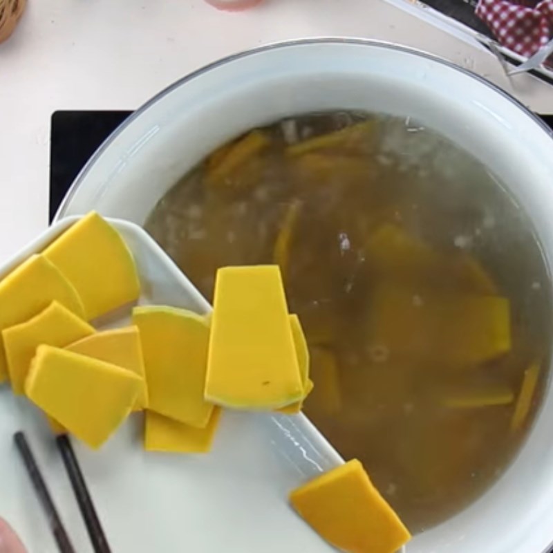 Bước 3 Nấu canh bí Canh bí đỏ thịt bằm