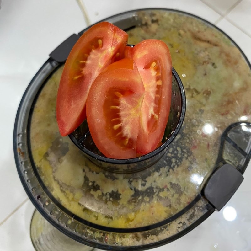 Bước 2 Ép sơ ri với cà chua Nước ép sơ ri cà chua