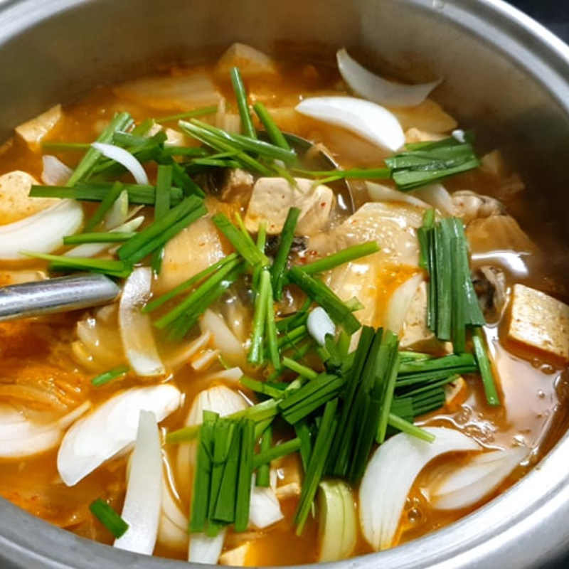 Bước 3 Nấu canh hàu kim chi Canh hàu kim chi