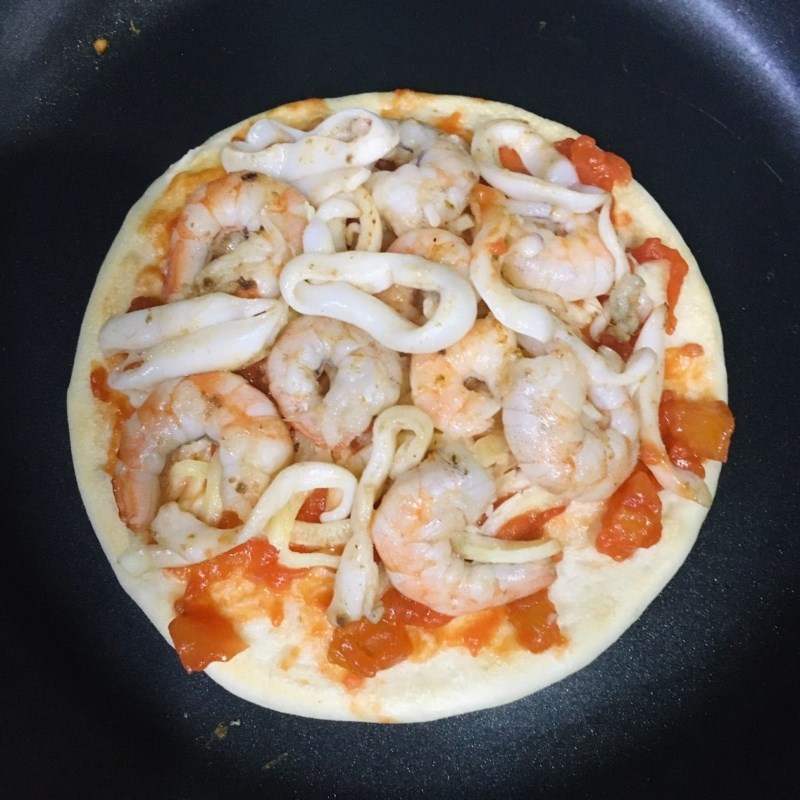 Bước 5 Nướng bánh pizza Pizza hải sản bằng chảo chống dính