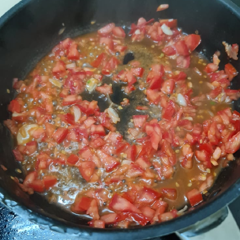 Bước 3 Xào nấm với cà chua Nấm sốt cà chua