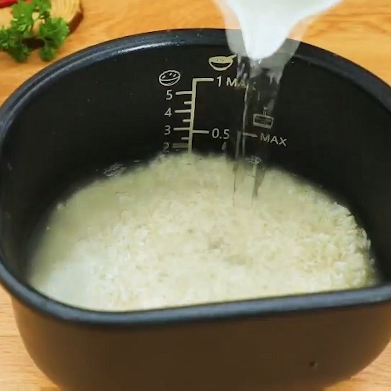 Bước 1 Sơ chế nguyên liệu Hướng dẫn nấu ăn với nồi cơm 2 ngăn đa năng Sharp 1.8 lít KN-TC50VN-SL