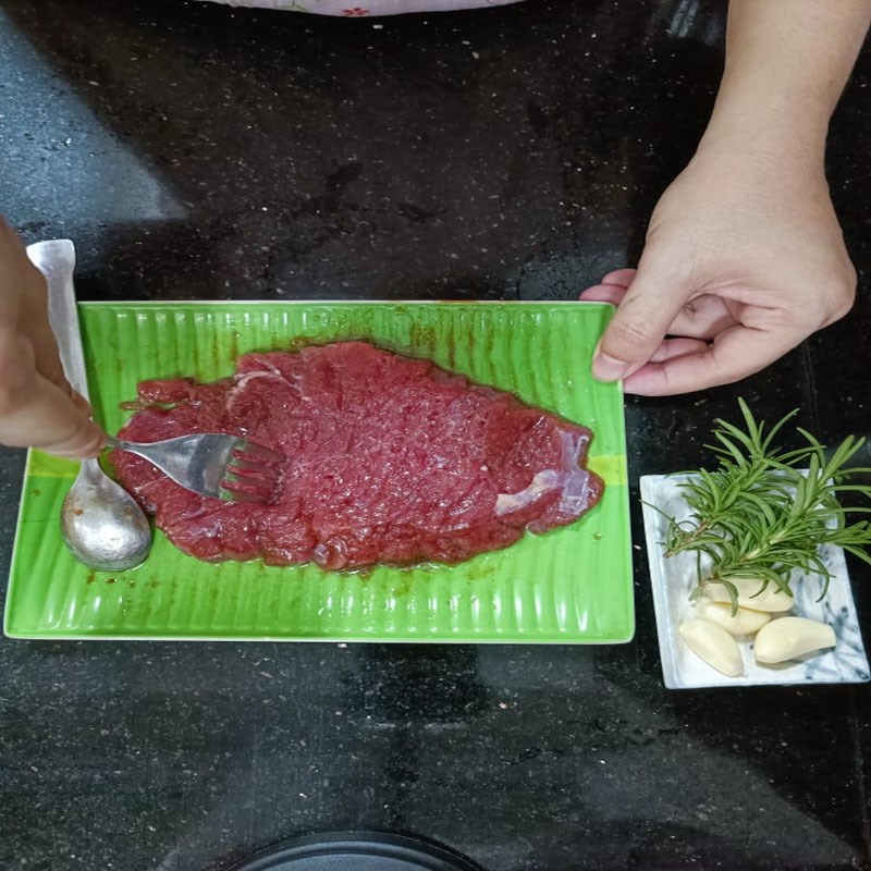 Bước 1 Sơ chế nguyên liệu và ướp thịt Bò bít tết bơ tỏi (công thức chia sẻ từ người dùng)