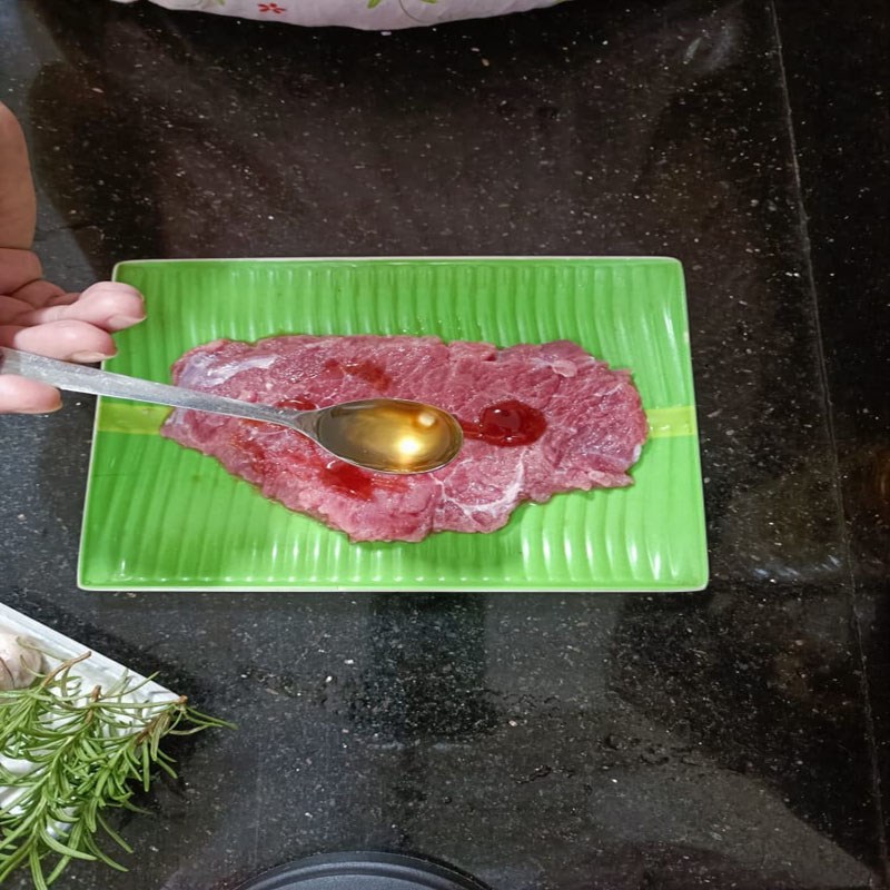 Bước 1 Sơ chế nguyên liệu và ướp thịt Bò bít tết bơ tỏi (công thức chia sẻ từ người dùng)