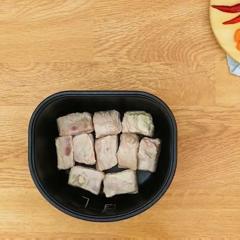 Bước 2 Ướp thịt Hướng dẫn nấu ăn với nồi cơm 2 ngăn đa năng Sharp 1.8 lít KN-TC50VN-SL