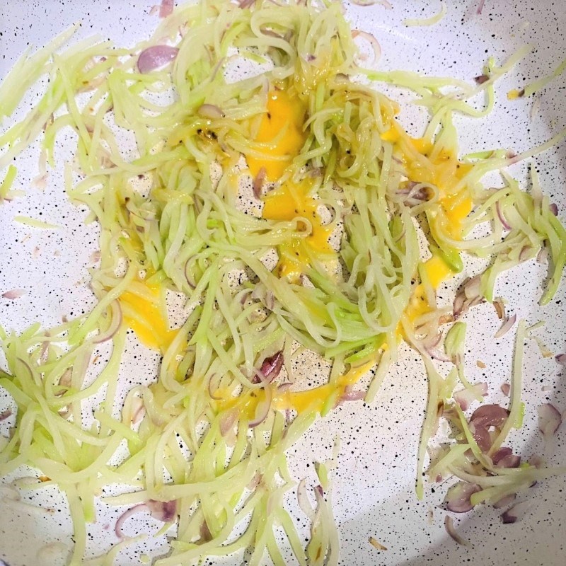 Bước 2 Xào su su với trứng Su su xào trứng