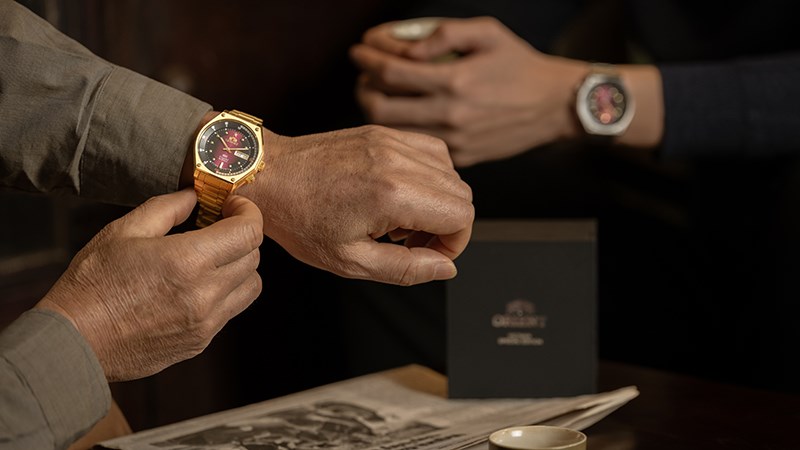 Phiên bản mạ vàng lần đầu tiên xuất hiện cũng chiếm được cảm tình của không ít những người yêu thích đồng hồ Orient.