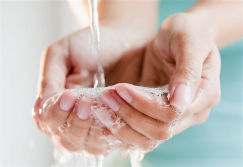 Rửa tay thật sạch trước khi thay băng vệ sinh