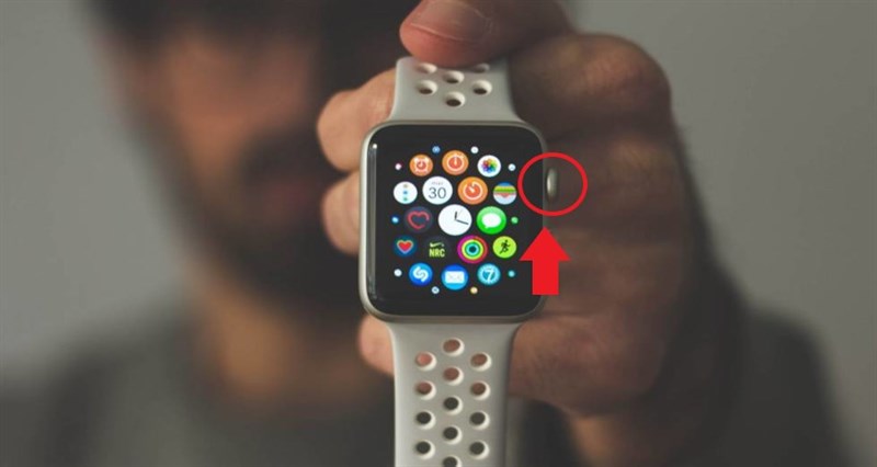 Nhấn nút Digital Crown