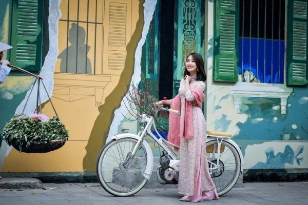 Dẫn xe trên phố