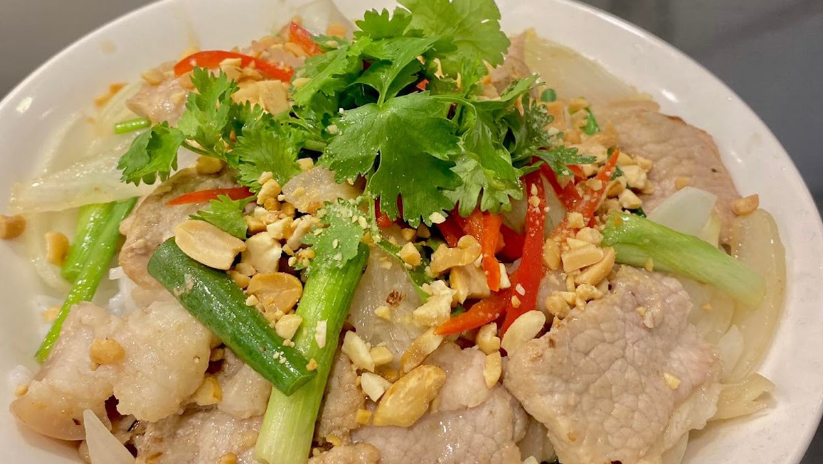 Bún thịt xào hành tây