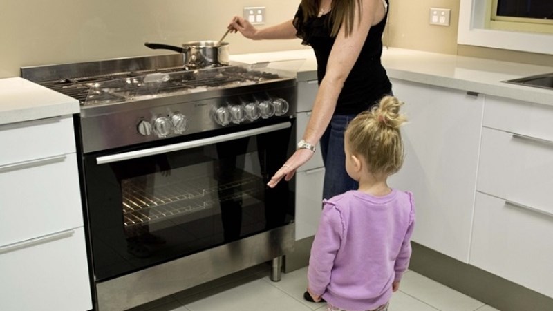 Tuyệt đối kh&ocirc;ng cho trẻ em d&ugrave;ng bếp ga