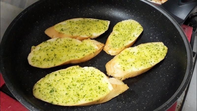 Làm bánh mì bơ tỏi bằng chảo chống dính