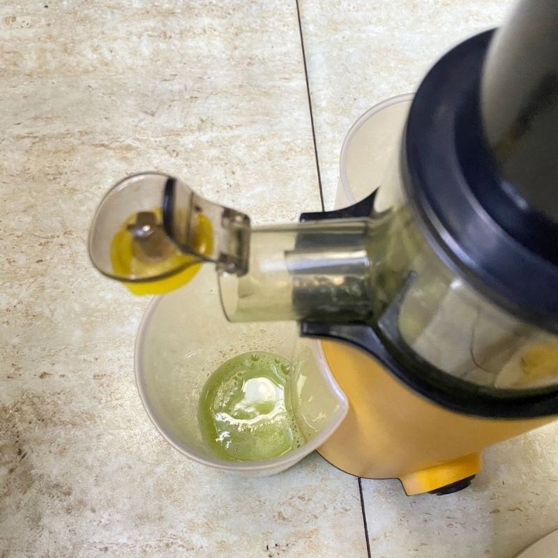 Bước 2 Ép cóc và dứa Nước ép cóc dứa