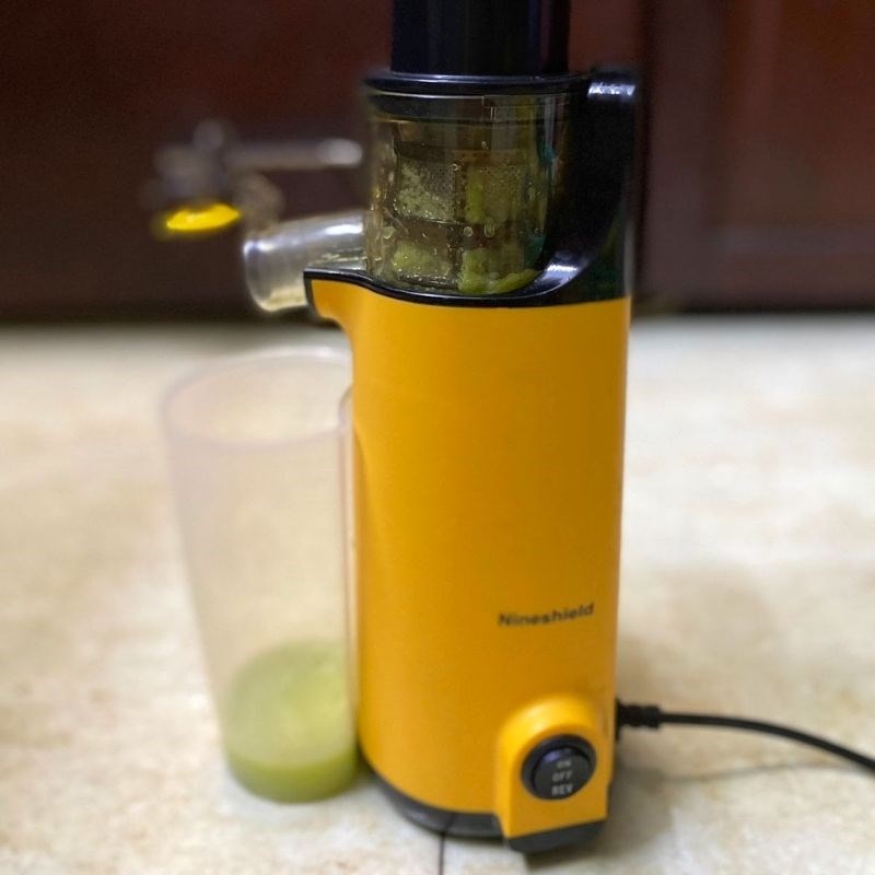 Bước 2 Ép cóc và dứa Nước ép cóc dứa