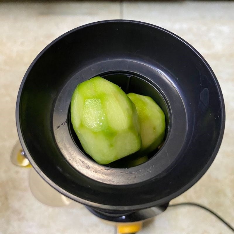 Bước 2 Ép cóc và dứa Nước ép cóc dứa