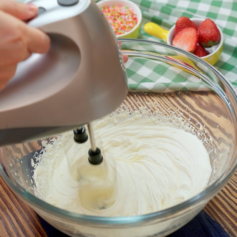 Bước 2 Đánh bông whipping cream Kem que dâu tây sữa