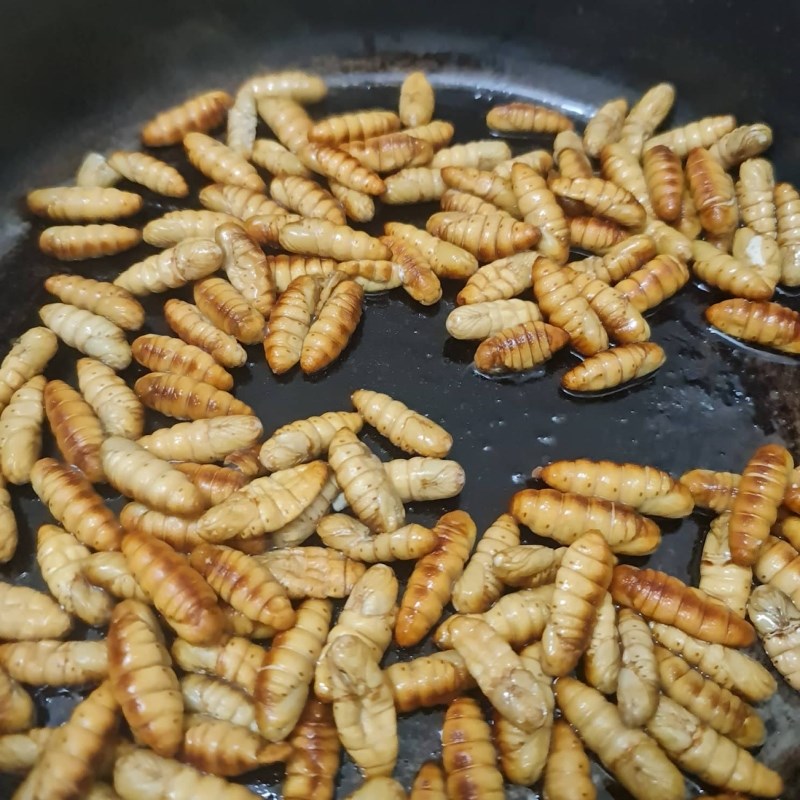 Bước 2 Rang nhộng Nhộng rang lá chanh
