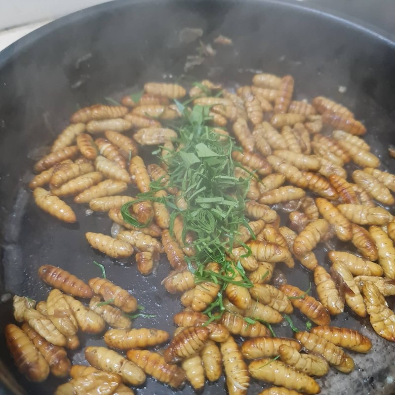 Bước 2 Rang nhộng Nhộng rang lá chanh
