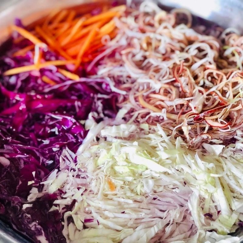 Bước 1 Sơ chế các nguyên liệu Salad ngũ sắc