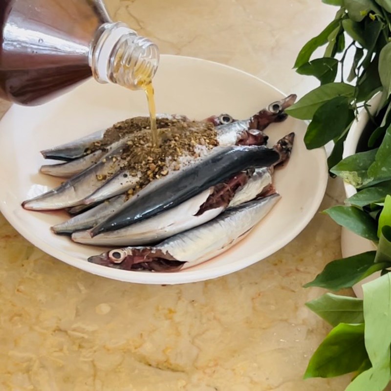 Bước 1 Sơ chế cá nục Canh cá nục nấu ngót