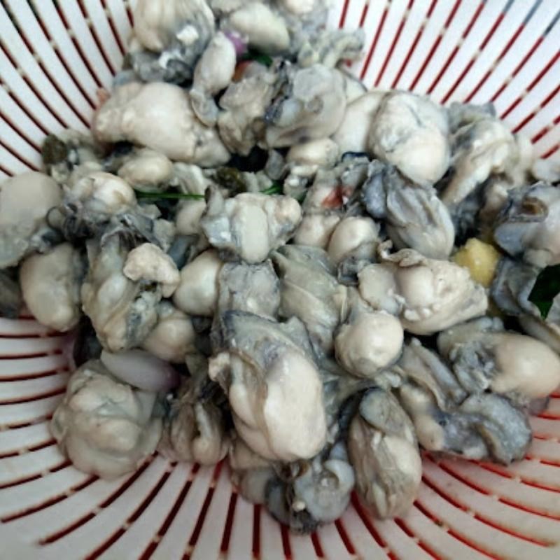 Bước 1 Sơ chế các nguyên liệu Canh hàu nấu măng chua
