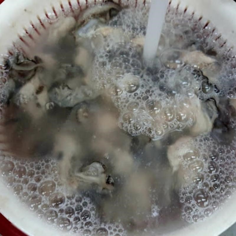 Bước 1 Sơ chế các nguyên liệu Canh hàu nấu măng chua