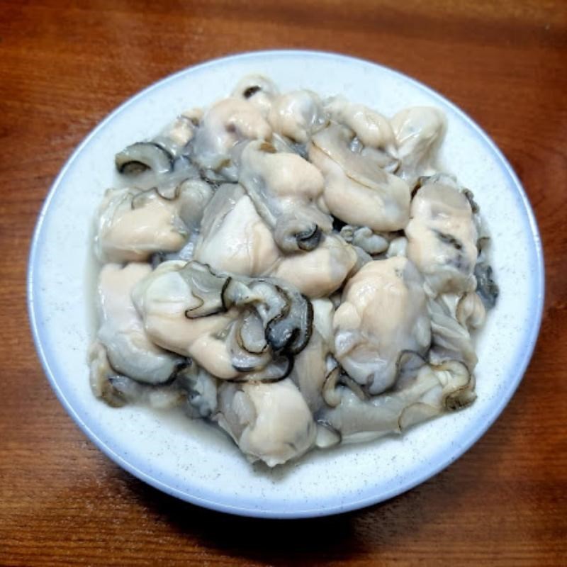 Bước 1 Sơ chế các nguyên liệu Canh hàu nấu măng chua