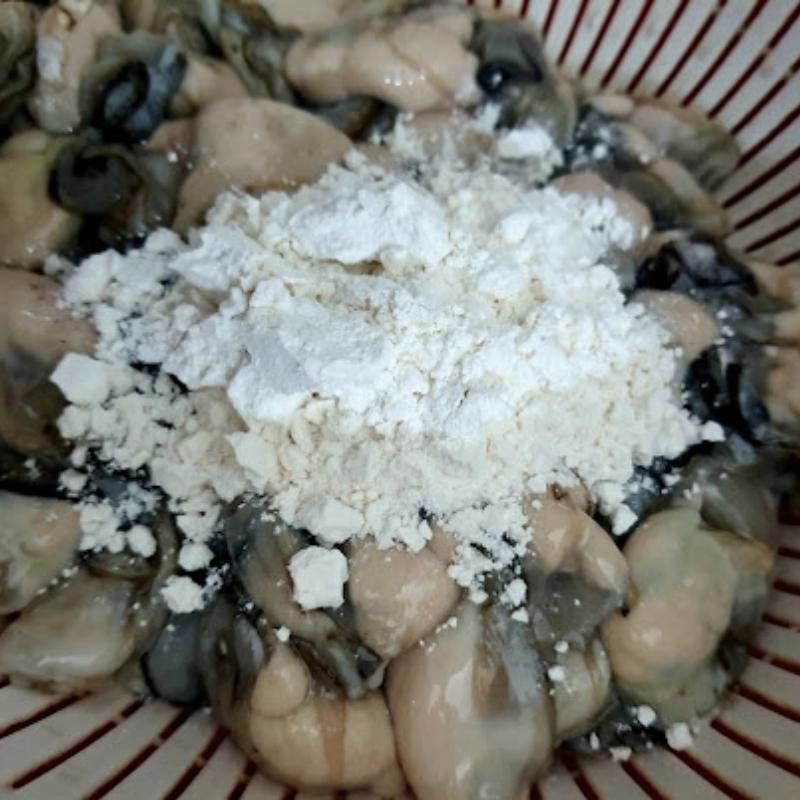 Bước 1 Sơ chế các nguyên liệu Canh hàu nấu măng chua