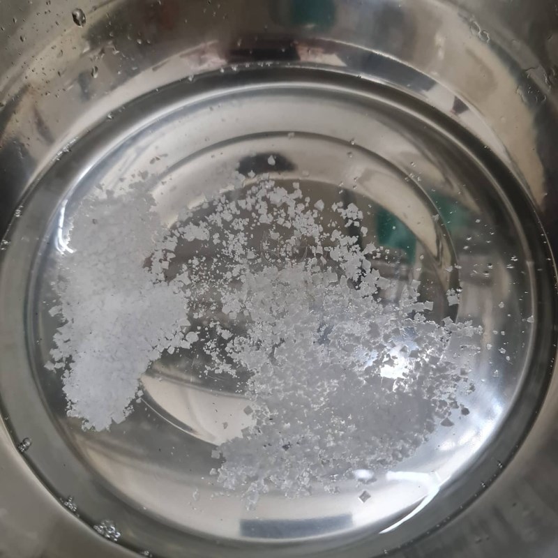 Bước 1 Sơ chế nguyên liệu Nhộng rang lá chanh