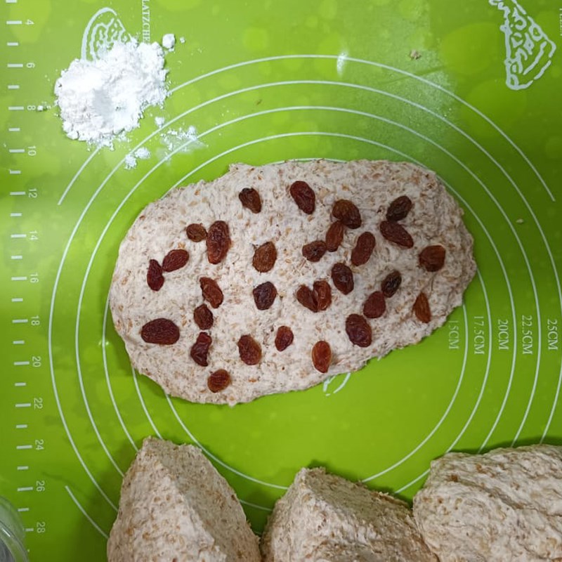 Bước 3 Tạo hình bánh Bánh mì nguyên cám nho khô