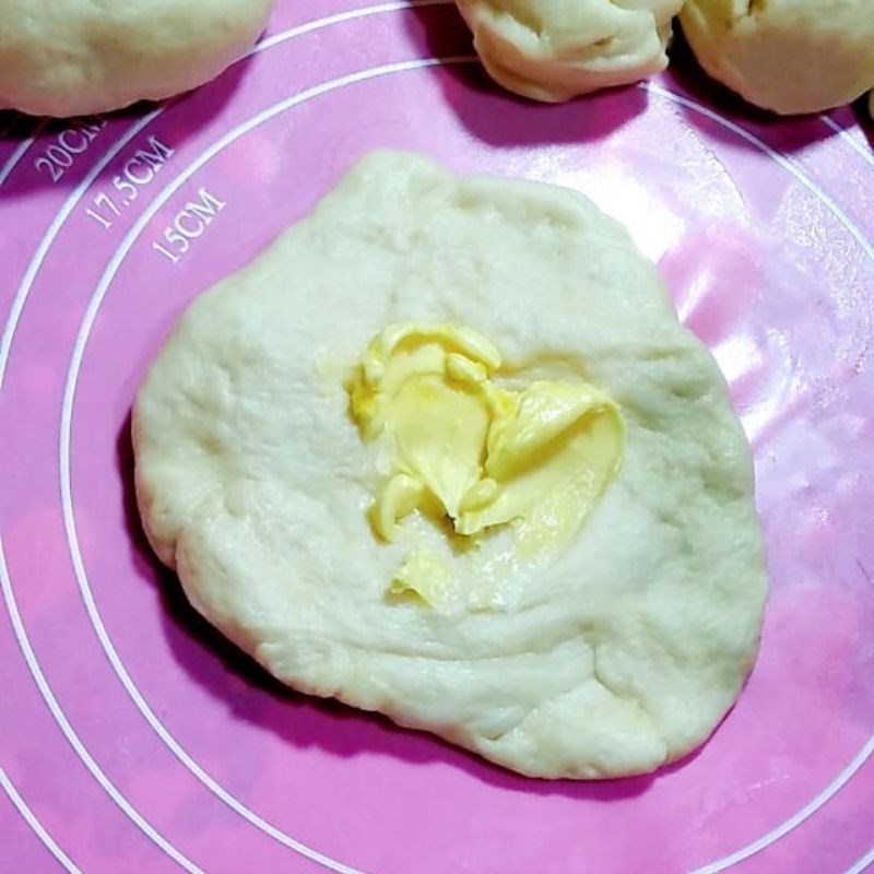 Bước 3 Tạo hình bánh Cách làm bánh papparoti nhân bơ mặn
