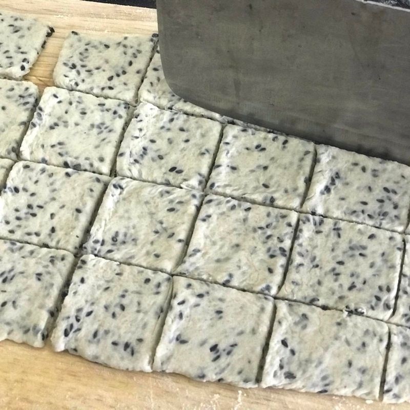 Bước 2 Tạo hình và nướng bánh Bánh mè đen (Công thức chia sẻ từ người dùng)