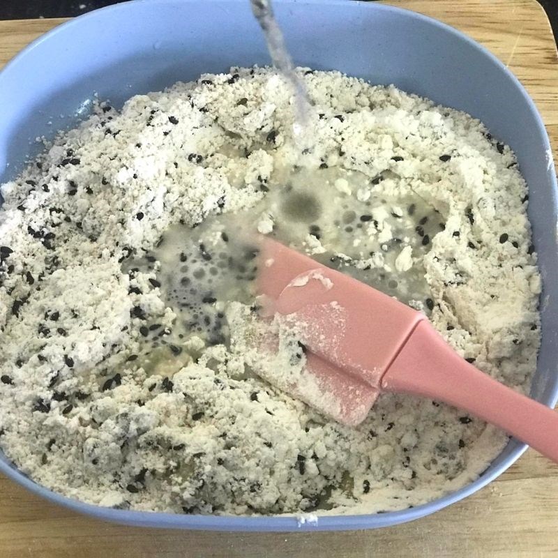 Bước 1 Trộn bột Bánh mè đen (Công thức chia sẻ từ người dùng)