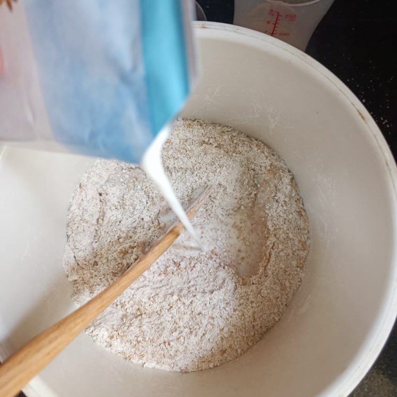 Bước 1 Trộn bột Bánh mì nguyên cám nho khô