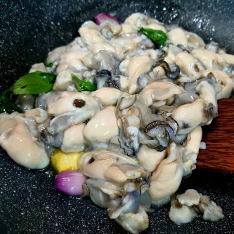 Bước 2 Xào sơ hàu và luộc măng Canh hàu nấu măng chua