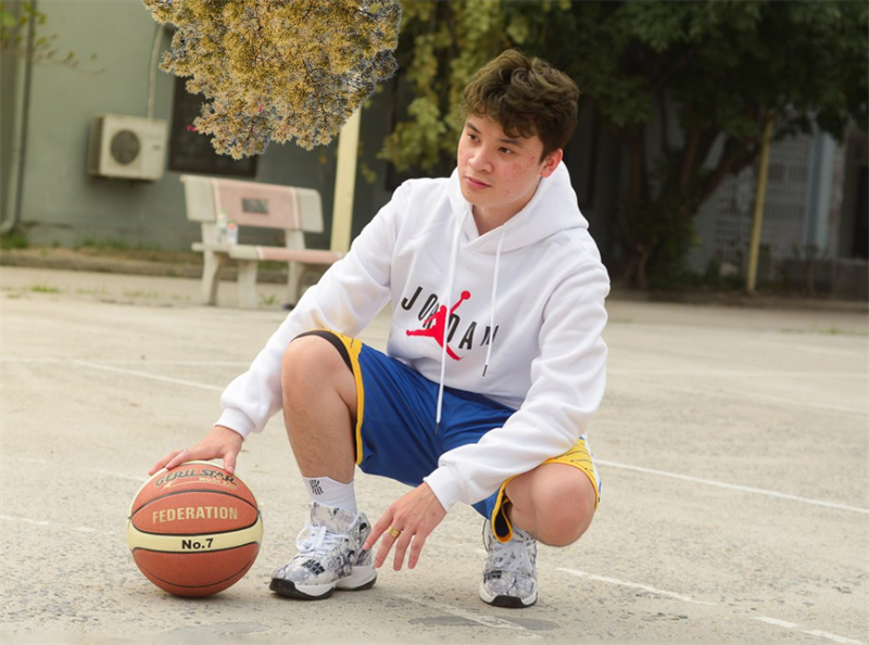 Giày bóng rổ với áo hoodie