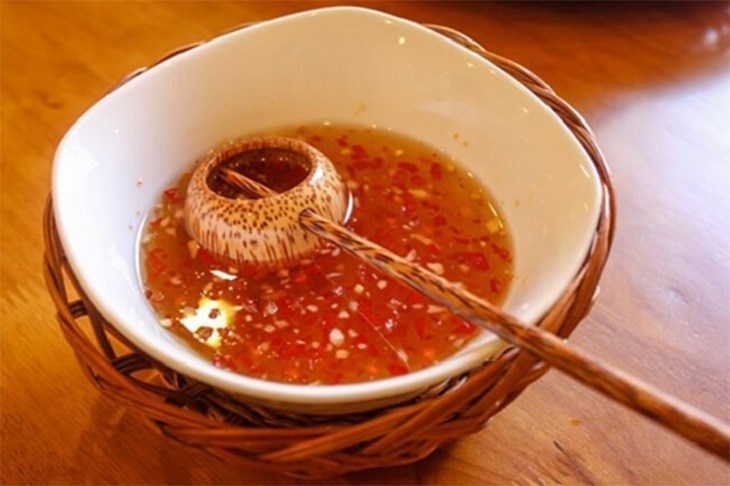 Nhận biết nước mắm công nghiệp dựa trên màu sắc